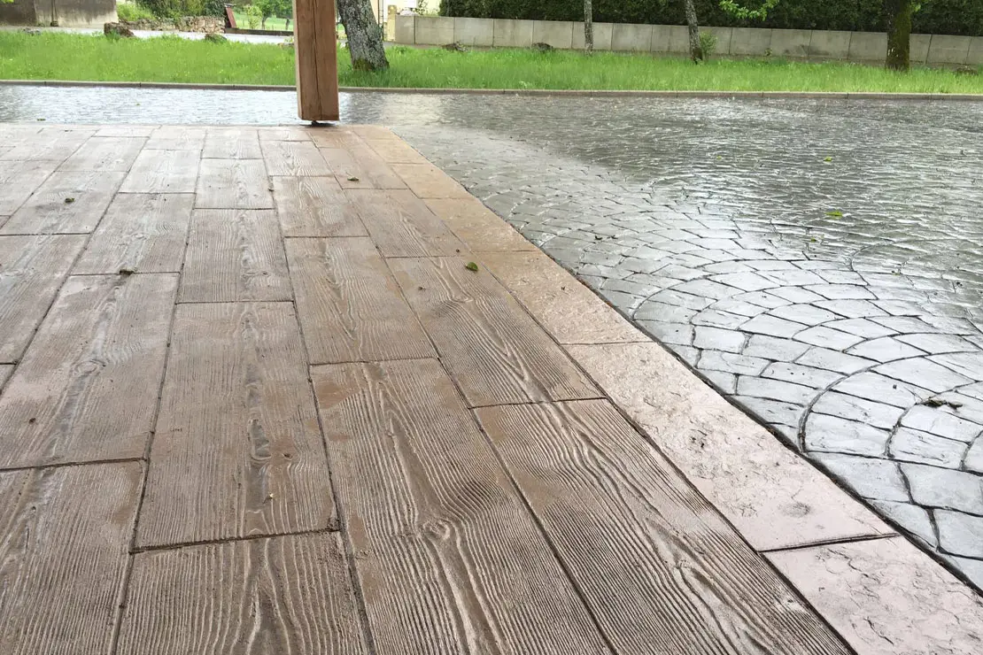 Hormigón impreso con apariencia de madera en la parte posterior de una vivienda.