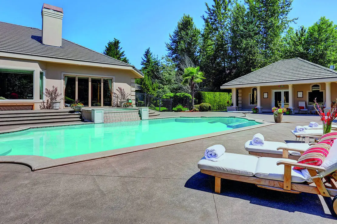 Propiedad con impresionante piscina pavimentada con hormigón impreso en Paterna.